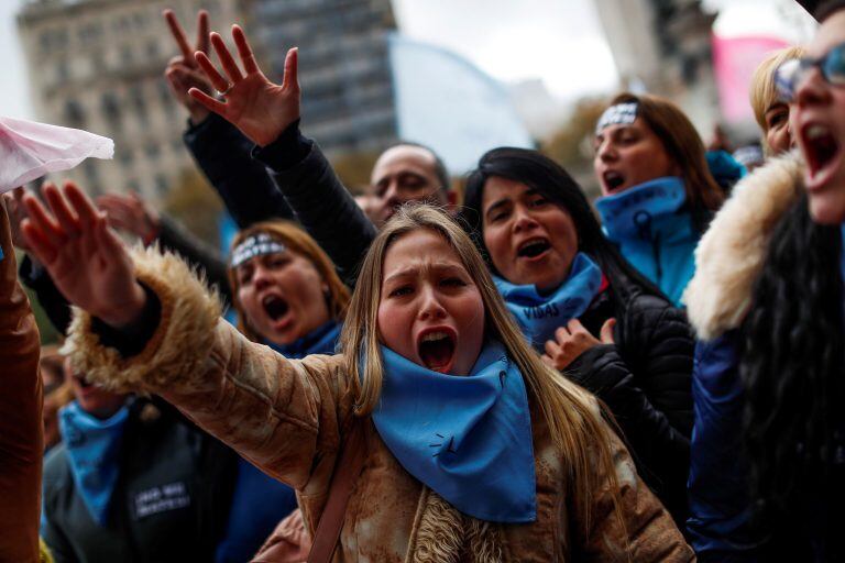 Personas en contra de despenalizar el aborto se manifiestan en el exterior del Congreso