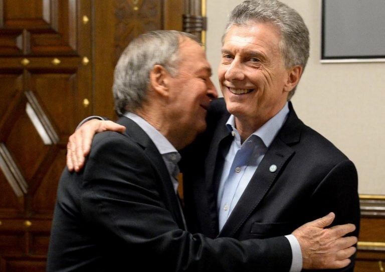 El saludo entre Schiaretti y Macri. (Presidencia)