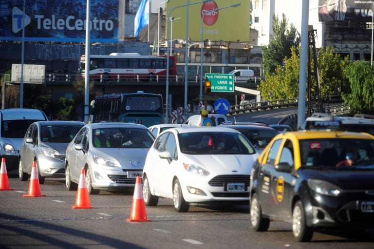 A un mes del inicio de la cuarentena en Argentina, refuerzan los controles para garantizar su cumplimiento. (Clarín)