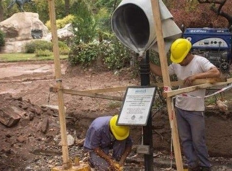 En el inicio de las obras en la plaza San Martín, la Municipalidad de la Ciudad de Mendoza había entregado en resguardo a la Asociación Madres de Plaza de Mayo la custodia de la pieza que fue realizada en honor a esa organización de Derechos Humanos