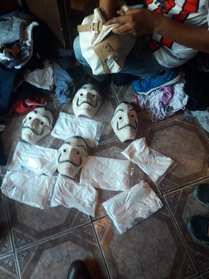 Cayó la banda de "La casa de papel" que preparaba un golpe con las máscaras de la serie. (Foto: Clarín)