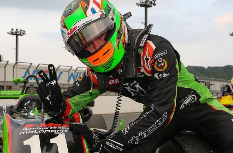 Sacha celebra en Motegi. Inició su carrera deportiva en el karting cordobés cuando tenía 3 años. A los 13, continuó su campaña en Europa.