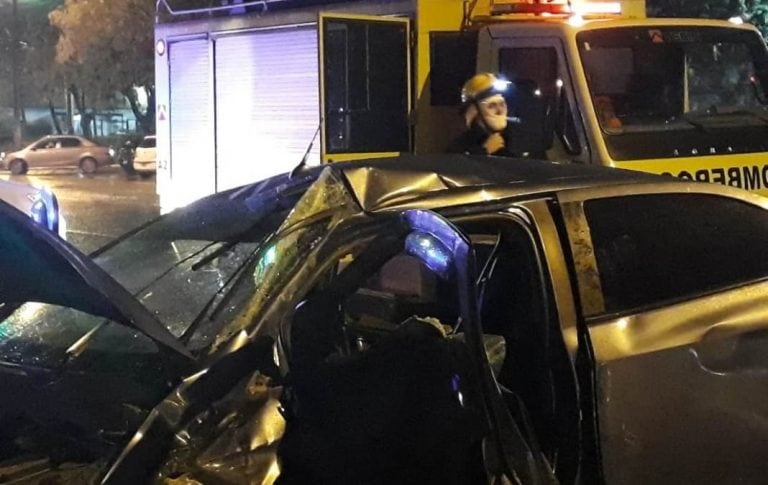 Tuvieron que romper la estructura del auto, para rescatar a las mujeres que habían quedado atrapadas.