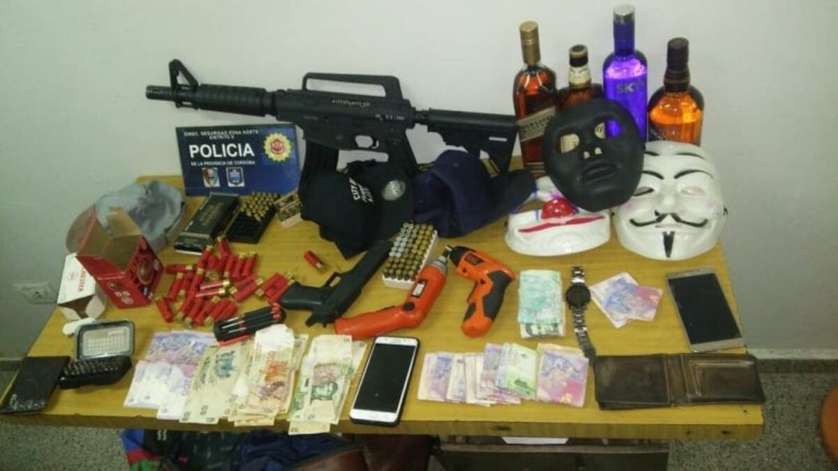 Con máscaras de "La Casa de Papel" y réplicas de armas reales robaron un quiosco en el Cerro
