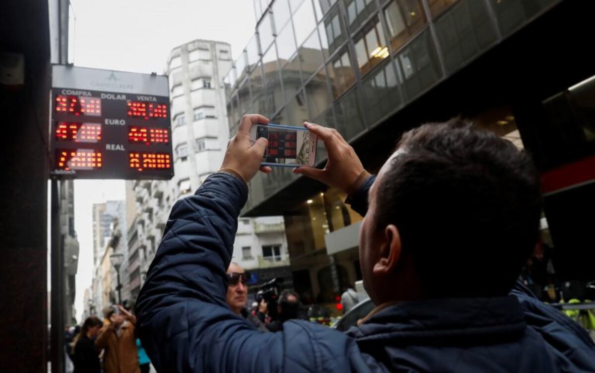 El Banco Central vendió US$330 millones y el dólar cerró a $38,20 en el Banco Nación
