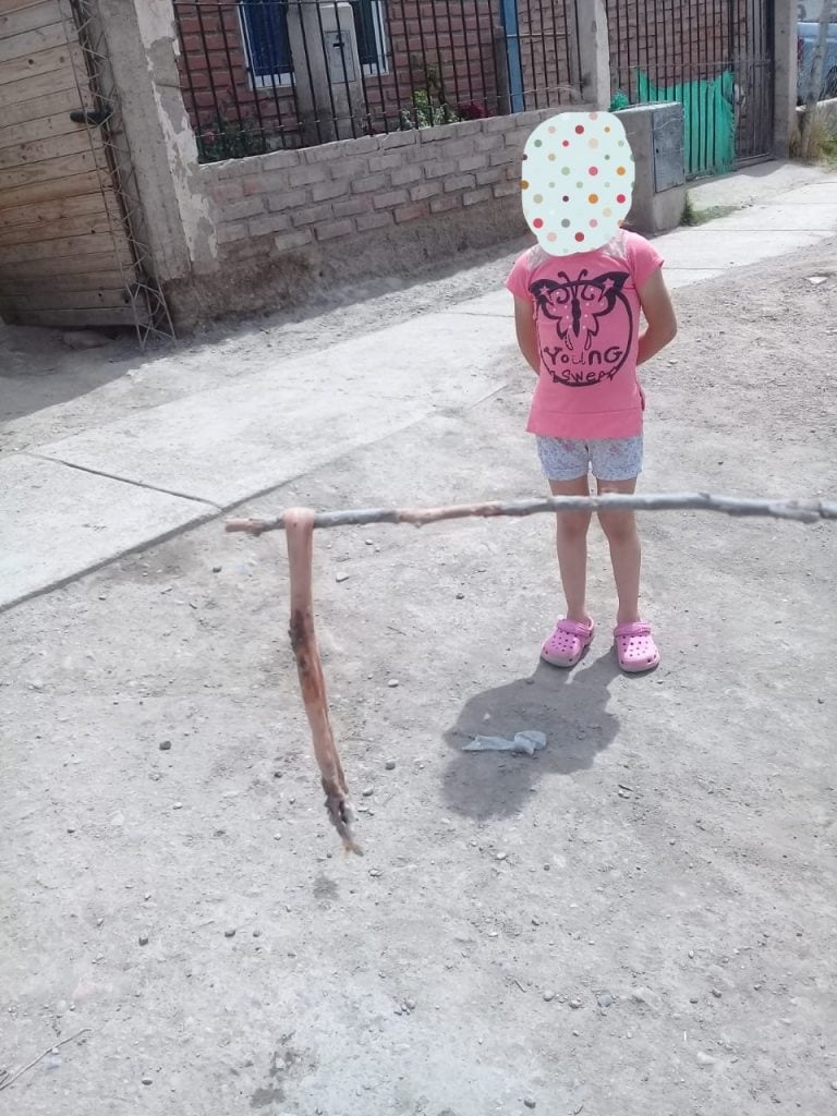 La pequeña con la víbora que estaba dentro de su mochila.