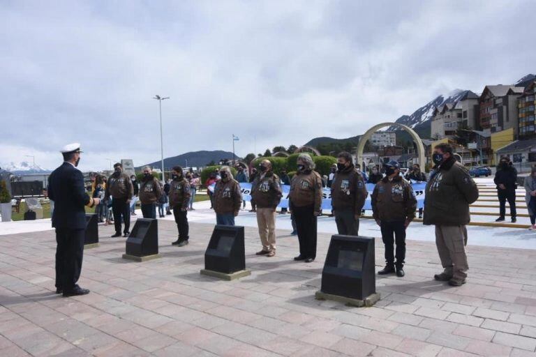 El Comandante del Área Naval Austral, Capitán de Navío Marcelo Alejandro Dalle Nogare, tomó el compromiso a los Veteranos de Ushuaia. Ellos respondieron también, por sus compañeros que no pudieron asistir.