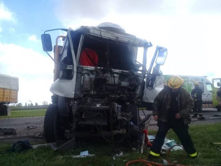 Así quedó la cabina del Iveco de Fuentes tras la brutal colisión. (La Opinión)