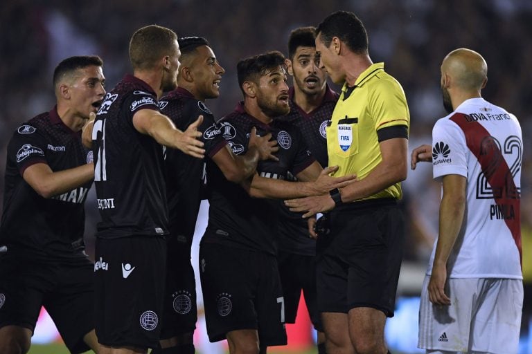 El polémico partido entre Lanús y River dirigido por Wilmar Roldan con uso del VAR