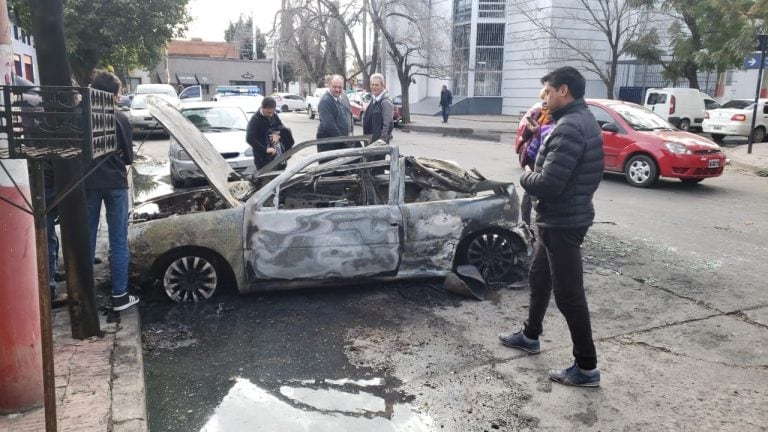 Se incendió y explotó un auto en plena calle.