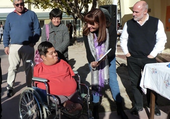 Crisitan Miranda recibió una computadora por parte del Gobierno de Mendoza.