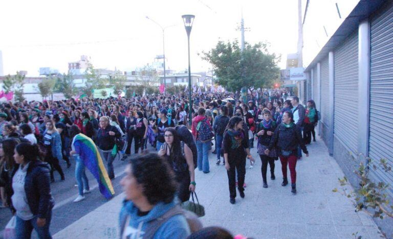 Un multitud participa del encuentro