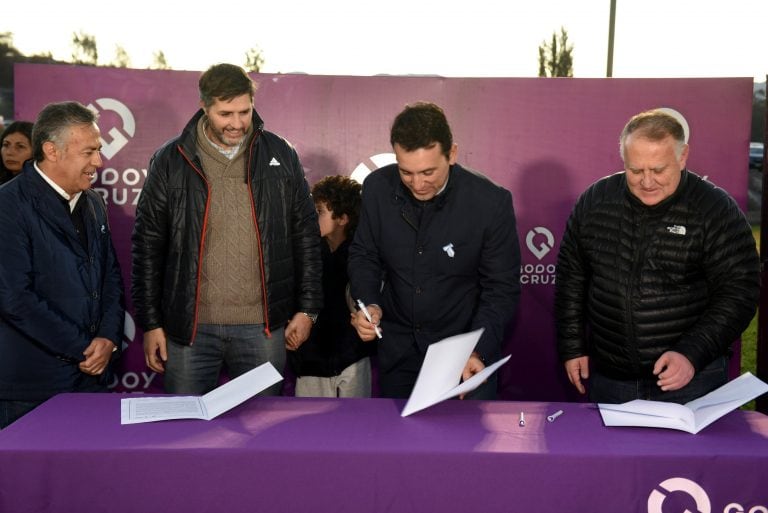 Los funcionarios durante la inauguración.