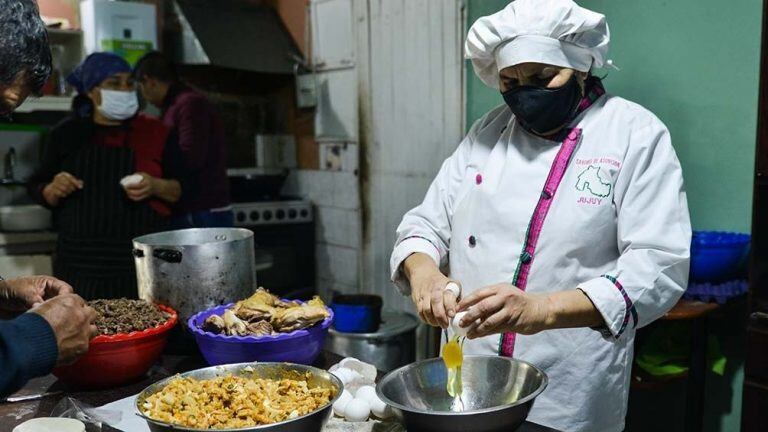 En su universo cotidiano, Asunción Argüello en plena elaboración de las empanadas jujeñas que eligió el país.