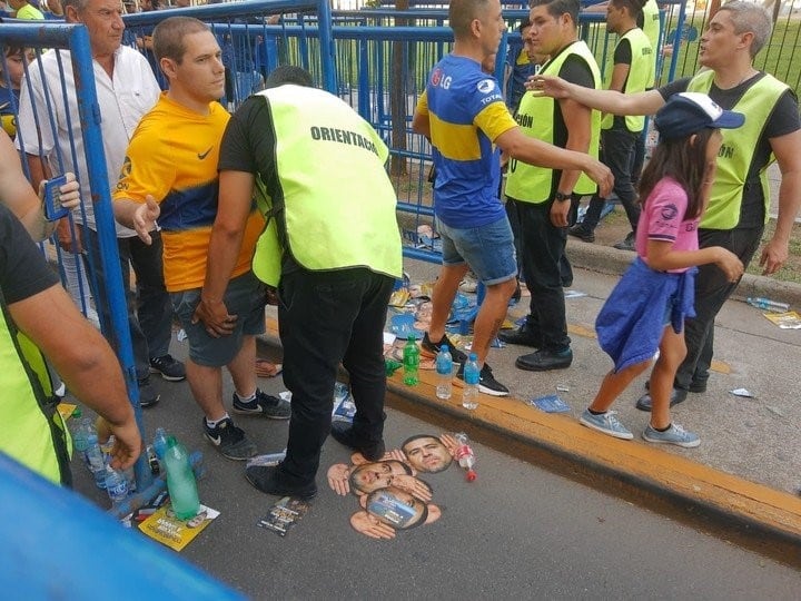 No dejaron entrar con caretas de Riquelme (Foto:Ole)