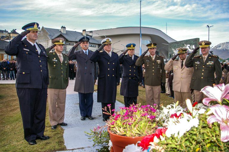 Ushuaia conmemoró al crucero ARA "General Belgrano" (Vía Ushuaia)