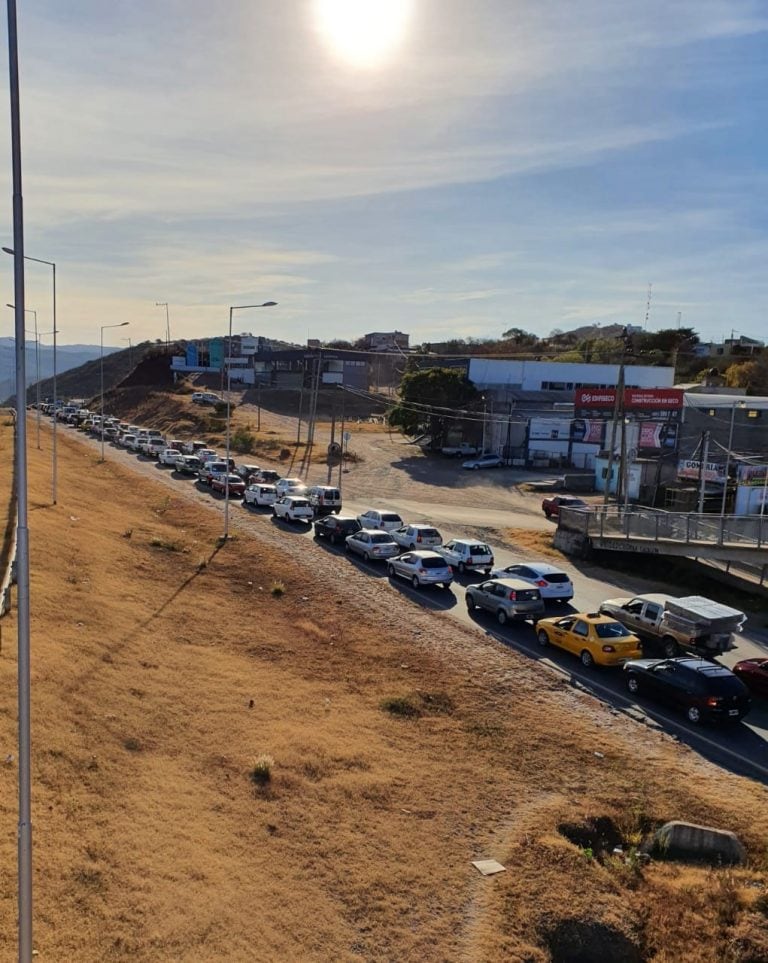 La Calera: fila de autos esperando ser controlados