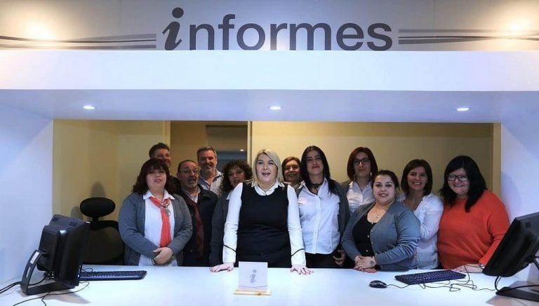 Rosana Bertone junto al equipo de odontólogos del hospital regional de Río Grande.