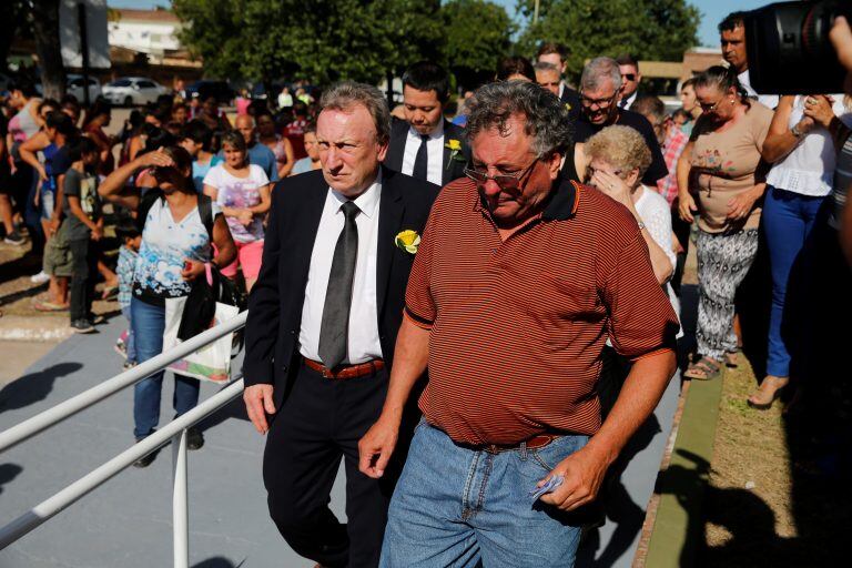 Horacio Sala en el entierro de su hijo en Progreso, Santa Fe (Foto: AP /Natacha Pisarenko).