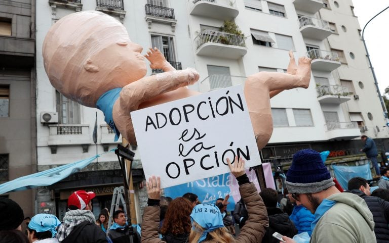 Centenares de personas contrarias a la ley del aborto se manifiestan en el exterior del Senado en Buenos Aires (Argentina) hoy, miércoles 08 de agosto de 2018.
 EFE/David Fernández