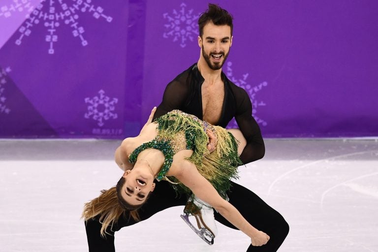 TOPSHOT - France's Gabriella Papadakis and France's Guillaume Cizeron compete in the ice dance short dance of the figure skating event during the Pyeongchang 2018 Winter Olympic Games at the Gangneung Ice Arena in Gangneung on February 19, 2018. / AFP PHOTO / ARIS MESSINIS