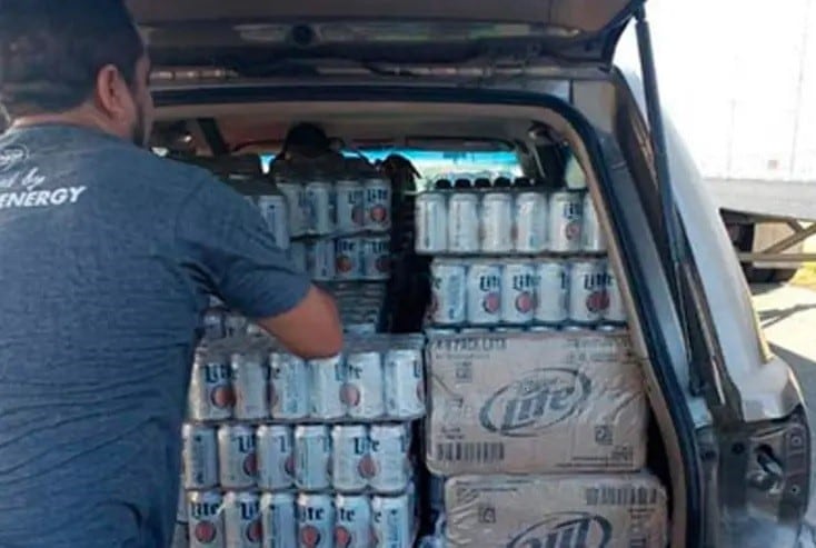 Un camión con cervezas volcó (Foto: Facebook Raffiel Mota Cárdenas)