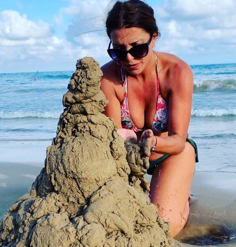 Mónica Ayos en las playas de Barcelona (Foto: Instagram/ @monicaayos)