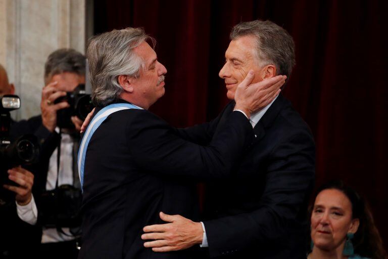 Alberto Fernández y Mauricio Macri durante el traspaso de mando, en diciembre de 2019  (AP Photo/Natacha Pisarenko)