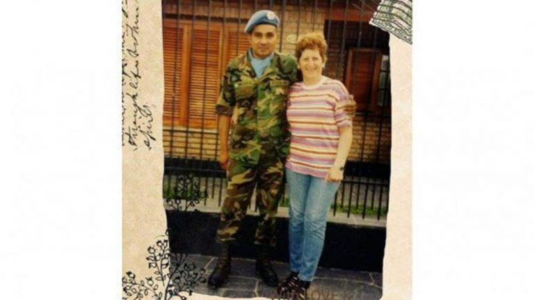 Silvina Martinez y René Aguilera él, vestido de uniforme de Infantería con boina y pañuelo de Operaciones de Paz para la ONU.