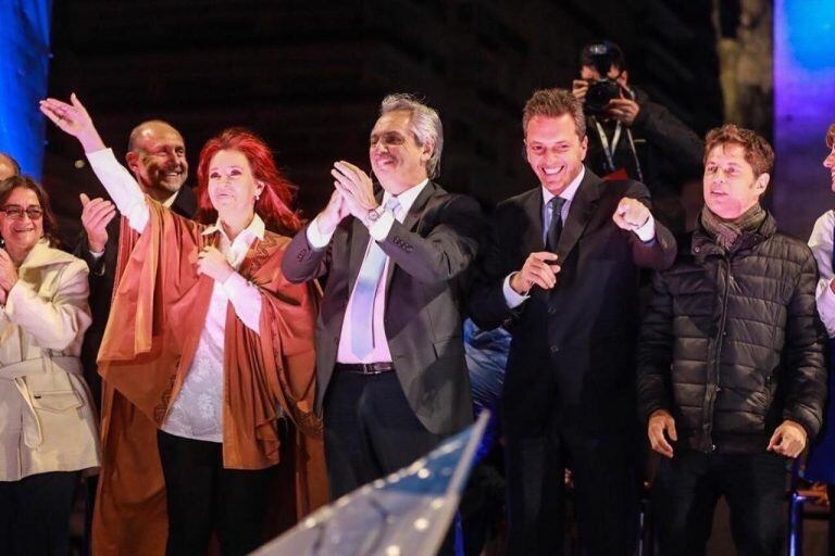 Alberto y Cristina de espaladas al Monumento a la Bandera (@wadodecorrido)