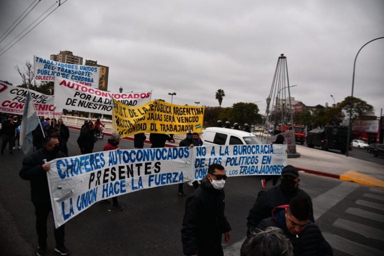 Los choferes cortaron el tránsito en los puentes este lunes, endureciendo la protesta salarial.