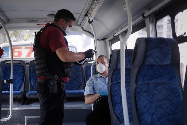 La policía realiza controles en el transporte público (Foto: EFE/ Juan Ignacio Roncoroni)