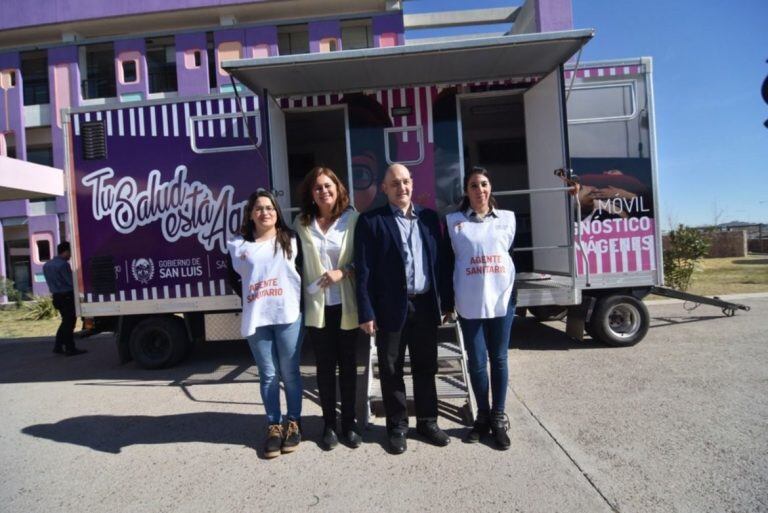 En el medio, la jefa del programa medicina del interior, Carina Perretti, y el responsable del trailer, Edgardo Casirola, especialista en imágenes. Foto: El Diario de la República.