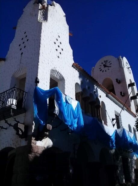 El Cabildo humahuqueño, sede de la Municipalidad, lució ornamentado con los colores patrios en el Día de la Independencia.