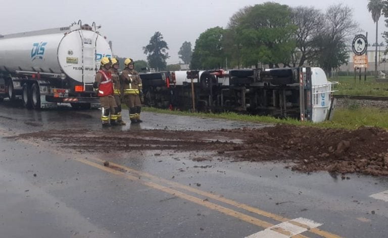 El vehículo requirió auxilio con una grúa y otro transporte para trasladar la carga. (@minsegsf)