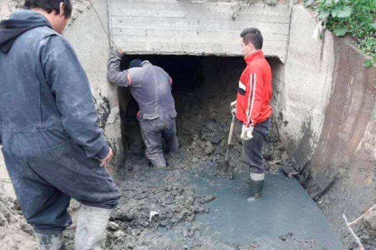 Personal municipal realiza tareas de limpieza de canales evacuados para evitar su obstrucción.