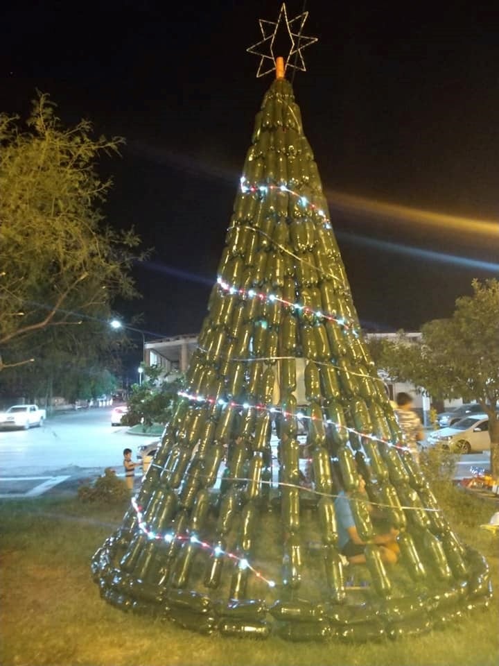 Arbolito realizado con materiales reciclables en Apolinorio Saravia (Facebook Escuela de Educación Técnica N3168)