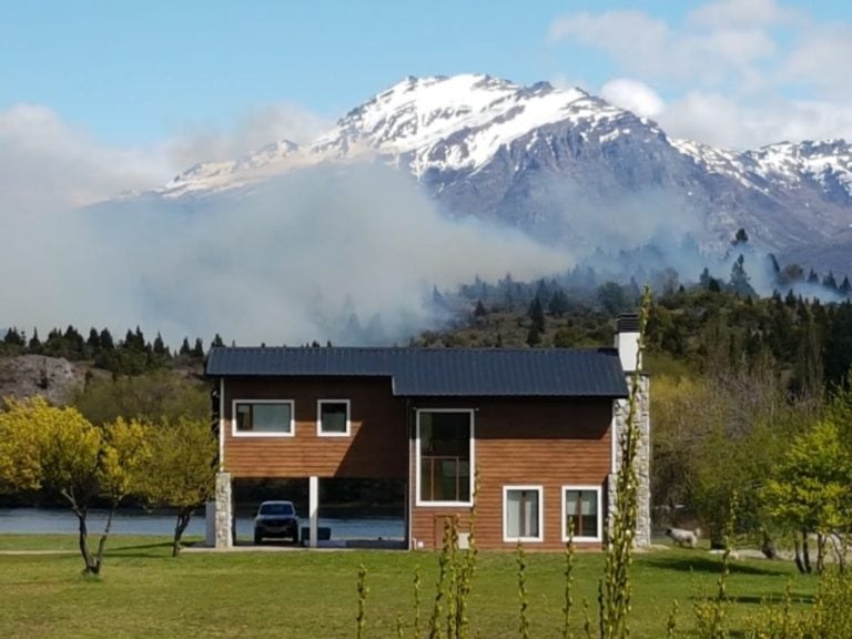 Humo del incendio camino a la Presa Futaleufú