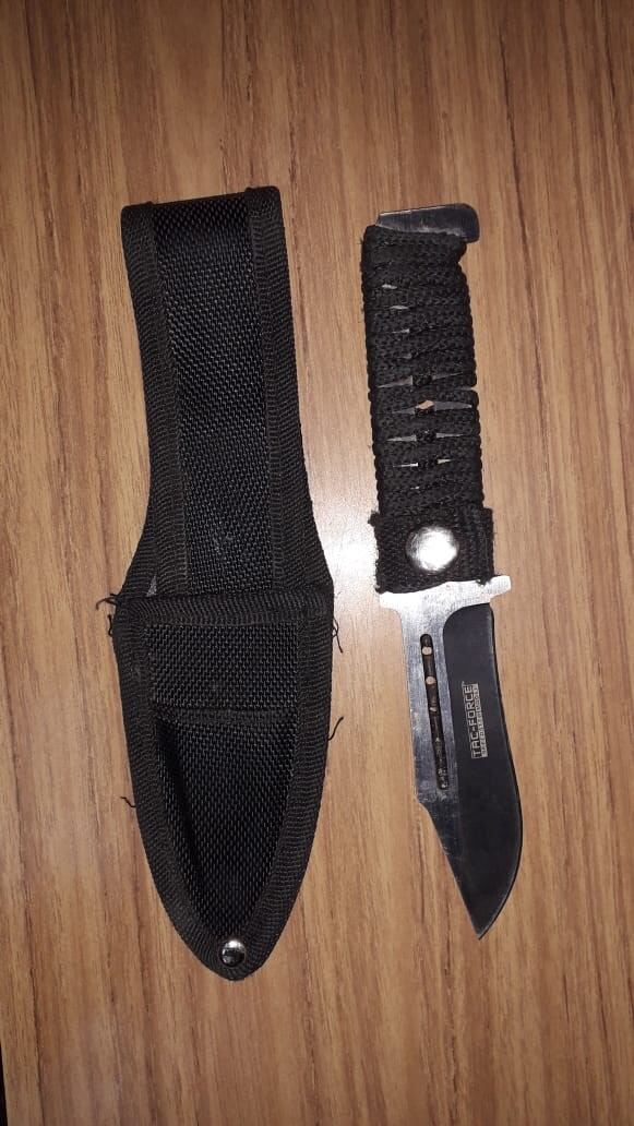 Cuchillo tipo supervivencia encontrado al lado del vehículo en el que se transportaban los detenidos.