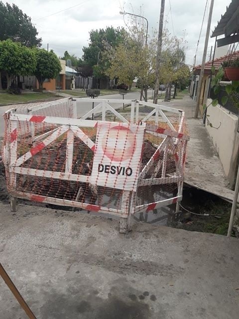 Un vecino de Berisso reclama por un caño roto de agua en la puerta de su casa