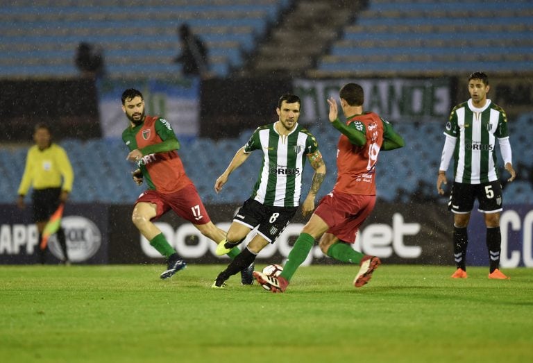 Con la pelota Nicolás Bertolo, el más movedizo de Banfield ante Boston River en el estadio Centenario de Montevideo. / AFP PHOTO / MIGUEL ROJO