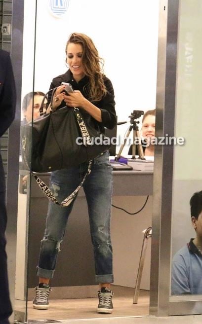 Pampita en el Aeropuerto de Ezeiza (Movilpress).