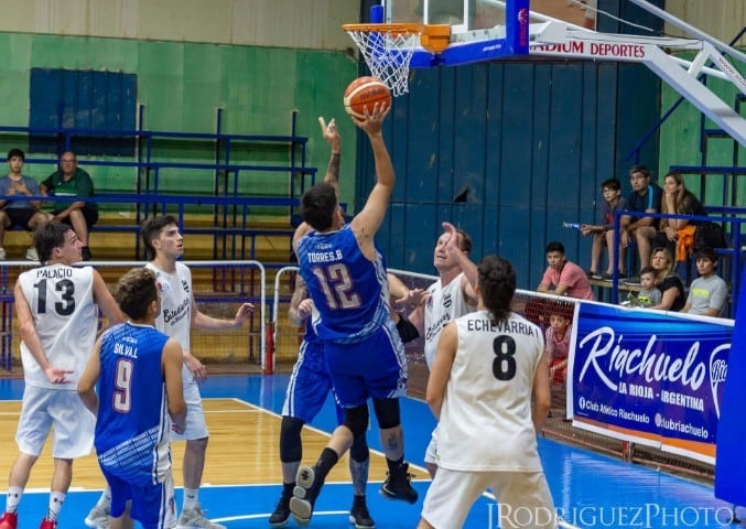 Riachuelo y La Rioja Basket juegan esta noche con la obligación de ganar