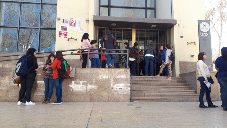 La toma arrancó pasadas las 14.30.