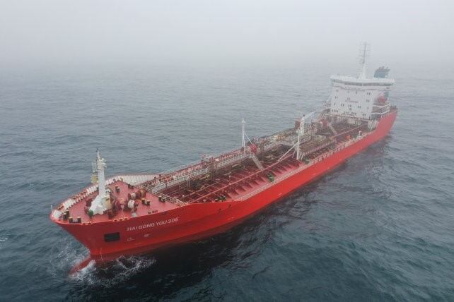 Buque proveedor de gasoil chino en zona del mar argentino.
Fotos: Greenpeace