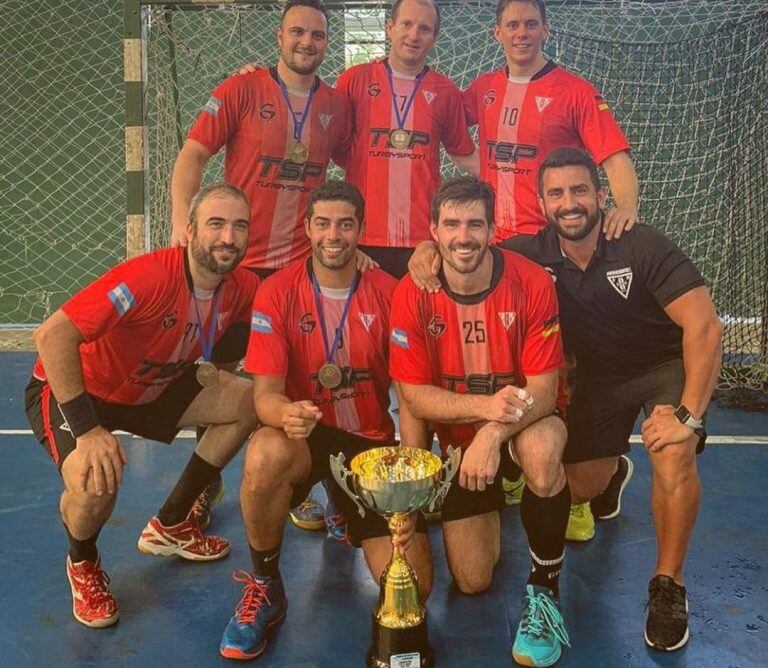 Sebastián Simonet junto a sus compañeros de SAG Villa Ballester. (Foto: Instagram)