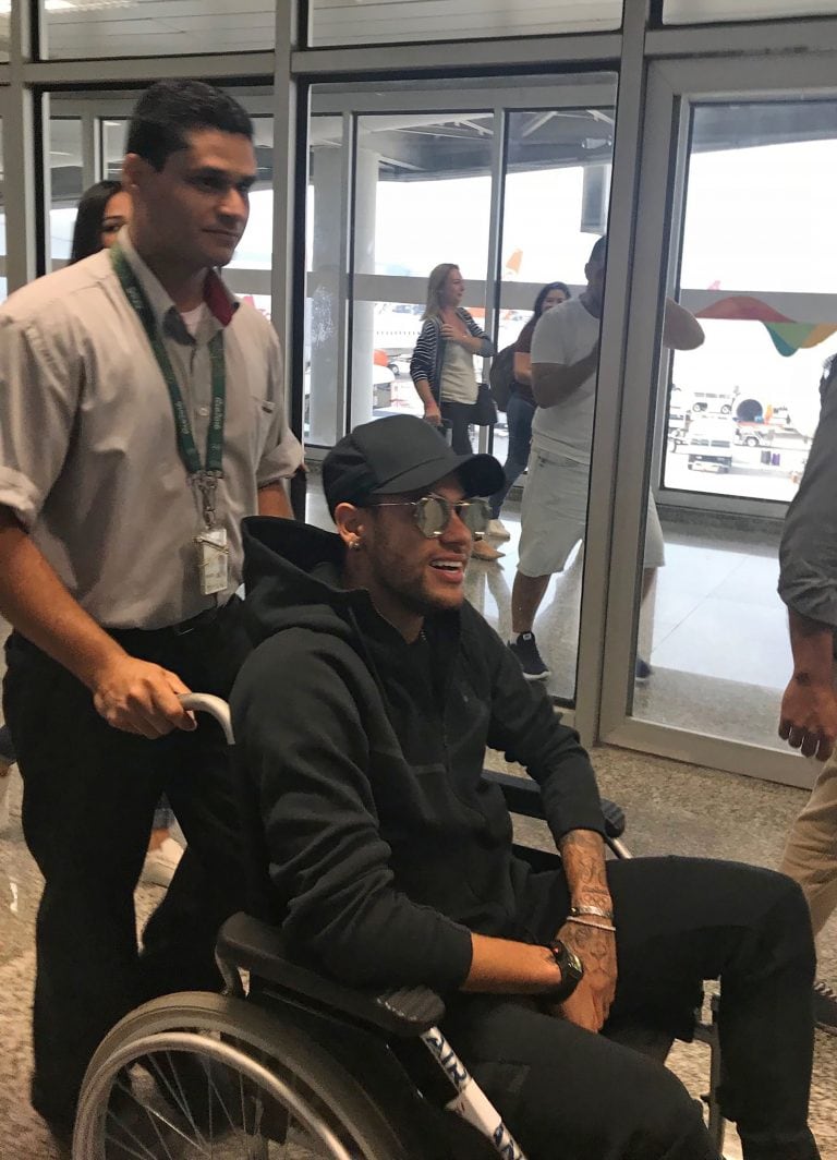 CORRECTION - A picture obtained from Twitter account of @Claire_Dorland shows Brazilian superstar Neymar as he arrives at Rio de Janeiro after flying from Paris on March 1, 2018 ahead of an operation on his fractured foot.
Brazilian superstar Neymar flew into Rio de Janeiro early Thursday ahead of an operation on his fractured foot that will rule him out for up to three months. Neymar suffered a hairline fracture of the fifth metatarsal in his right foot as well as a twisted ankle late in PSG's 3-0 win over Marseille in Ligue 1 on Sunday / AFP PHOTO / Twitter / Claire Dornald Clauzel / "This photo by Claire Dornald Clauzel has been modified in AFP systems in the following manner: Caption addition:[A picture obtained from Twitter account of @Claire_Dorland]. It also changes source to [Twitter] instead of [AFP]. Please immediately remove the previous version[s] from all your online services and delete it (them) from your servers. If you have been authorized by AFP to distribute it (them)