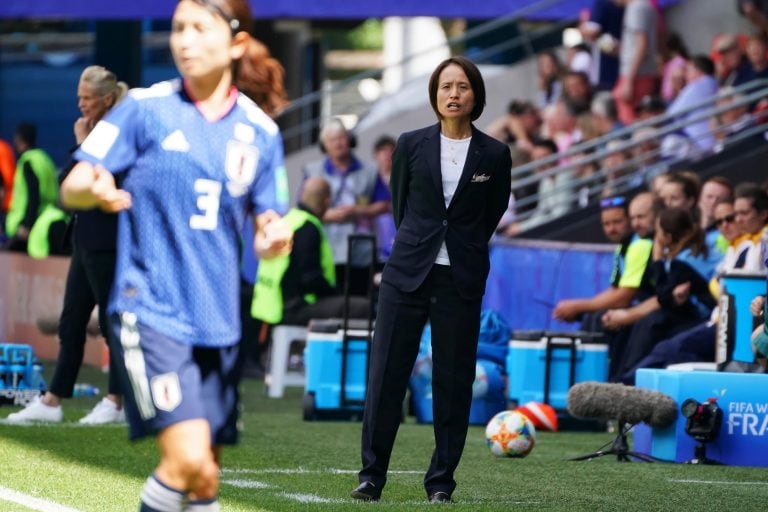 Asako Takakura, seleccionadora de Japón, da indicaciones (Foto: EFE/Eddy Lemaistre).