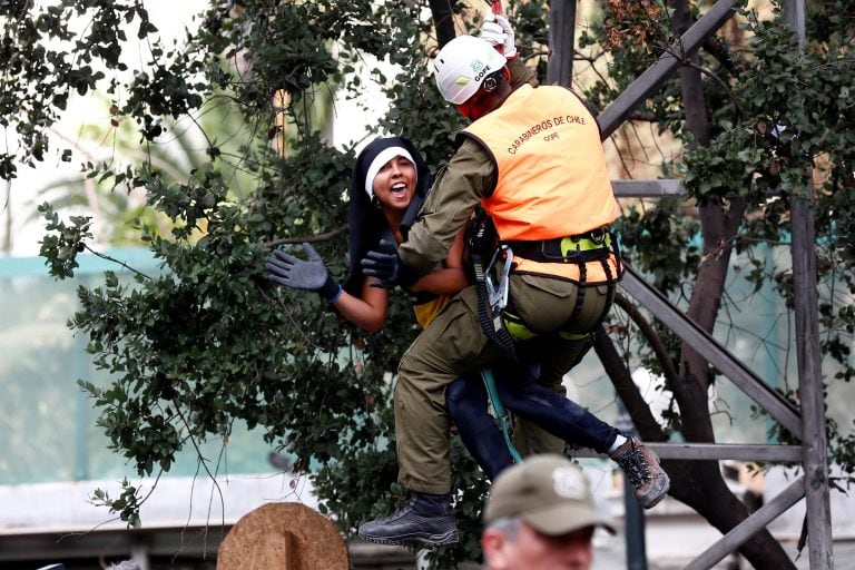 Jóvenes se enfrentan a carabineros mientras protestan por la llegada del papa Francisco.