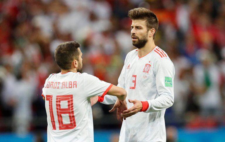 Jordi Alba junto a Pique